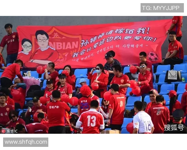 球迷在比赛日现场求婚，现场掌声不断